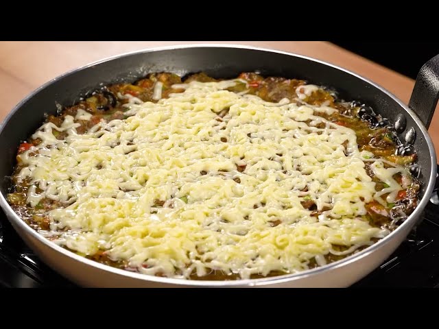 Печёночный пирог с овощами, сыром и пикантным соусом