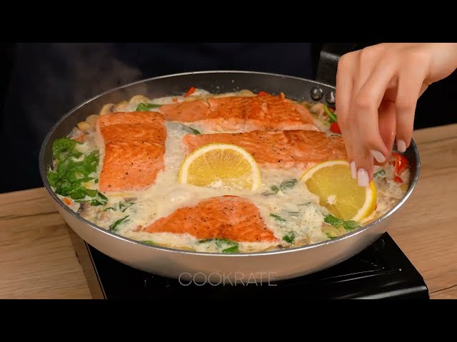 Сочный лосось со сливочно-грибным соусом на сковороде