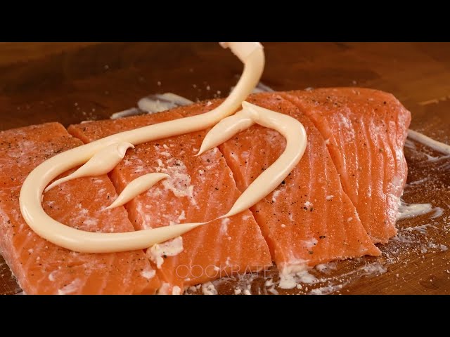 Лосось со сливочно-грибным соусом на сковороде