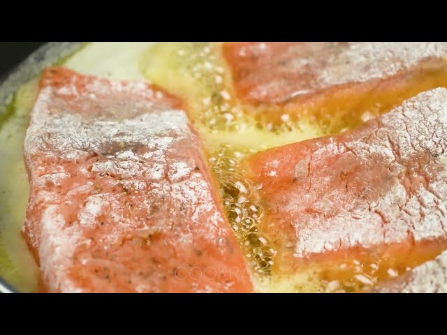Лосось с грибным соусом и шпинатом на сковороде