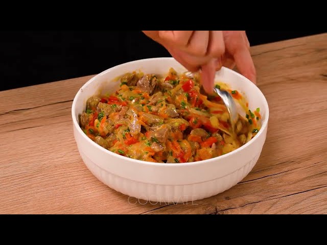 Куриная печень с овощами и моцареллой на сковороде