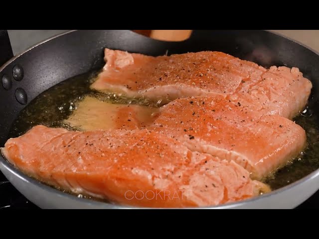 Сочный лосось с чесноком и лаймом на сковороде с картофельным пюре