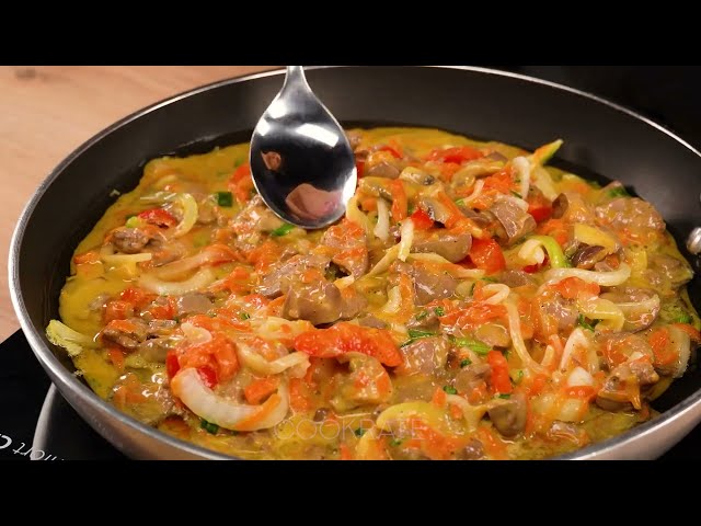 Куриная печень с овощами и грибами на сковороде
