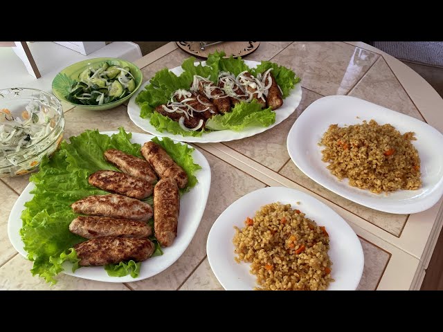 Люля-кебаб со сливочным булгуром и маринованным луком