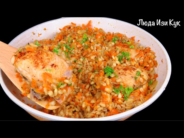 Сытная перловка с куриными бёдрами на сковороде