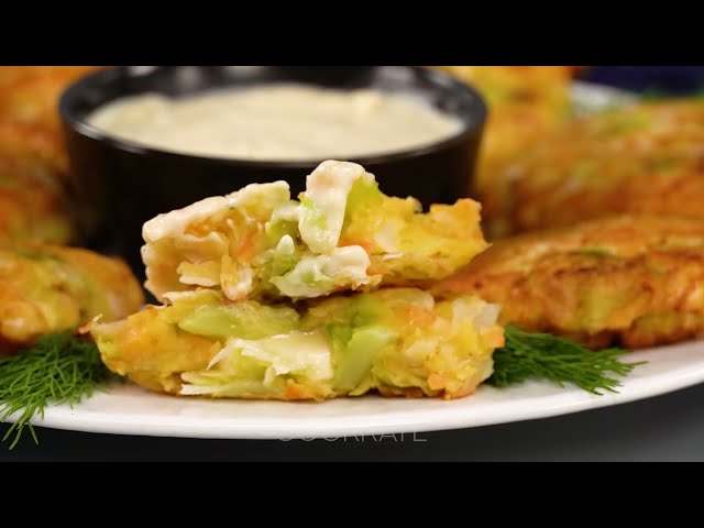 Овощные оладьи из капусты с чесночно-сливочным соусом