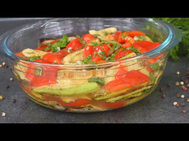Овощной салат из запечённых кабачков и перцев