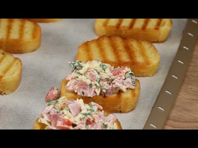 Горячие бутерброды с ветчиной, моцареллой и пикантным соусом