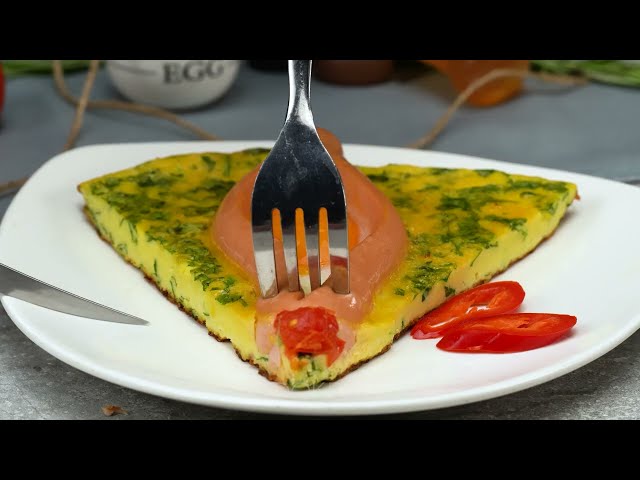 Яичная запеканка с сосисками и томатным соусом