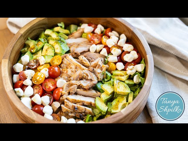 Свежий салат с курицей, авокадо и моцареллой