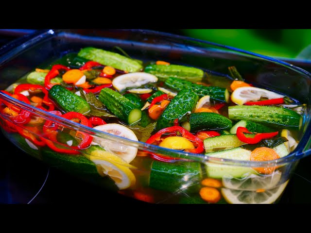 Маринованные огурцы с овощами и специями
