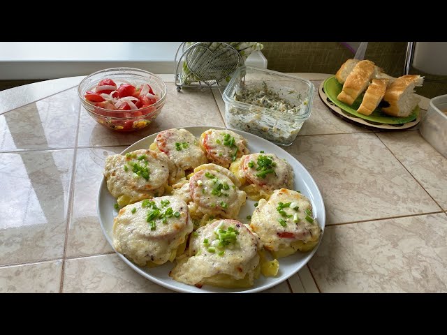 Запечённый картофель с сырной шапочкой и соусом