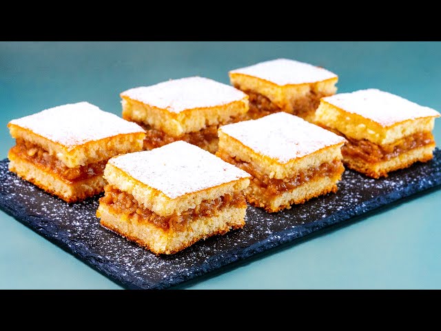 Ароматный яблочный пирог с клубничным соусом