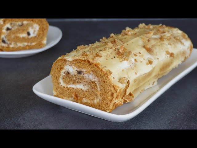 Медовый рулет с кремом из сметаны и творожного сыра