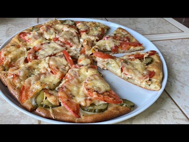 Пицца с курицей и маринованными огурцами