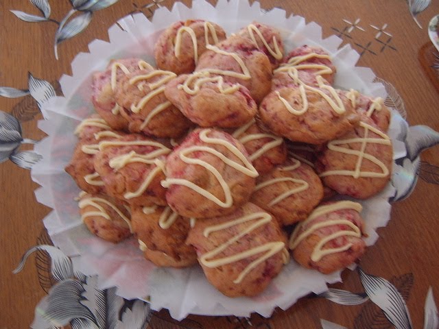 Печенье с творожным сыром, малиной и белым шоколадом