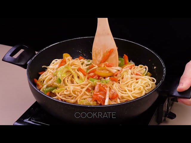 Спагетти с курицей и овощным соусом в азиатском стиле