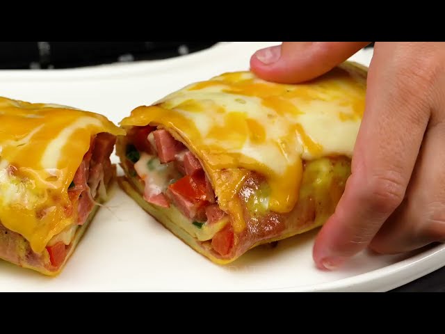 Аппетитные рулетики с беконом, колбасой и сыром под чесночным соусом