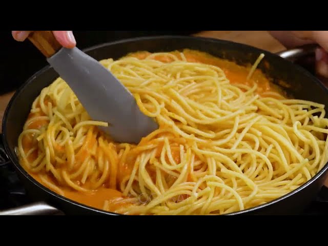 Паста с курицей и овощами в соевом соусе