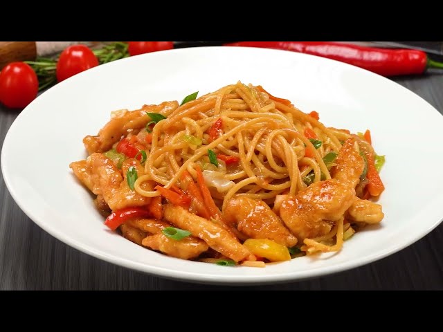 Ароматная паста с овощами и курицей в соевом соусе