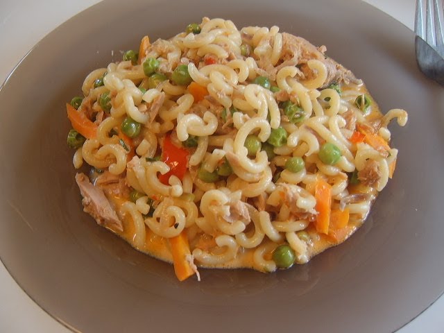 Макароны с тунцом и овощами в сливочном соусе