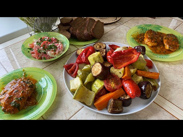 Котлеты в подливке с запеченными овощами