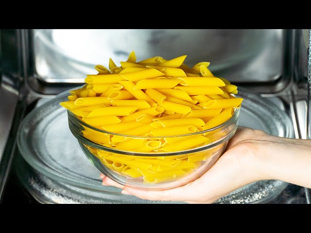 Запечённая паста пенне с мясным соусом и сыром