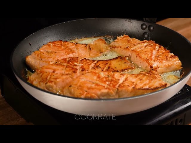 Сочный лосось с овощами и пюре на сковороде