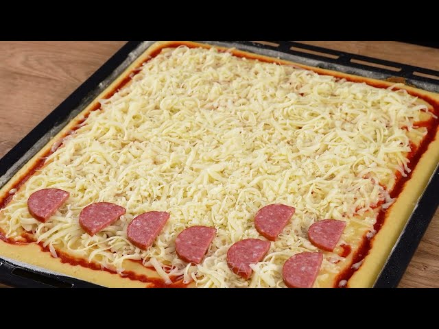 Домашняя пицца с колбасой и овощами
