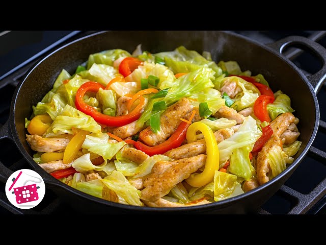 Курица с капустой и овощами на сковороде
