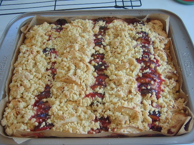 Фруктовый пирог с яблоками и сливами под хрустящей крошкой