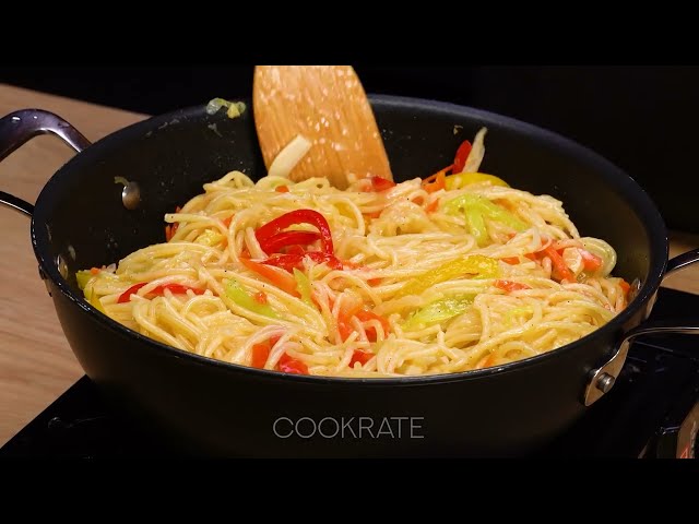 Ароматная паста с курицей и овощами в соусе