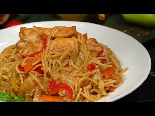 Сытная паста с курицей и овощами в соевом соусе