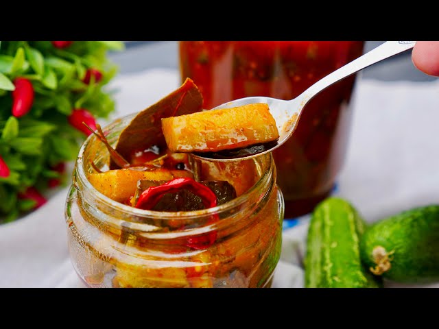 Маринованные огурцы с пряностями и кетчупом