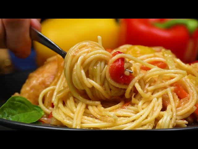 Паста с курицей и овощами в соевом соусе