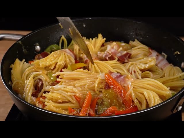 Паста с курицей и овощами в соевом соусе