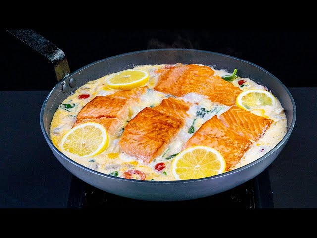 Лосось на сковороде с овощами и картофельным пюре