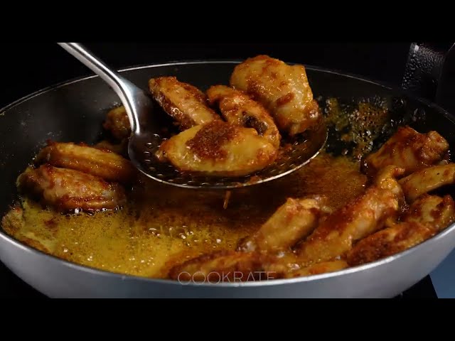 Куриные крылышки с рисом на сковороде