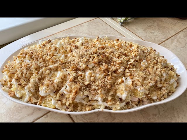 Салат с курицей, ананасами и орехами