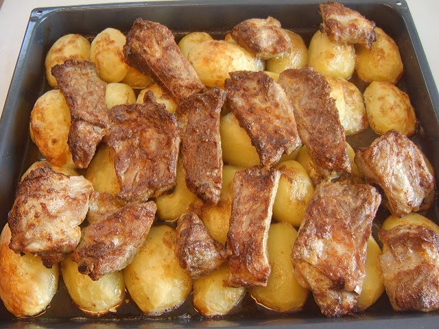 Свиные рёбра с картофелем в духовке