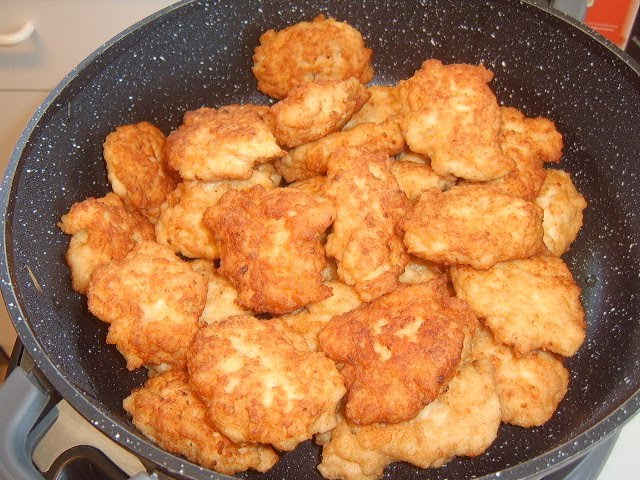 Рубленые куриные котлеты с капустным салатом