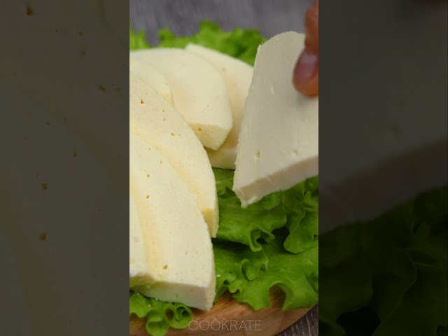 Домашний сыр с авокадо и овощами на тостах
