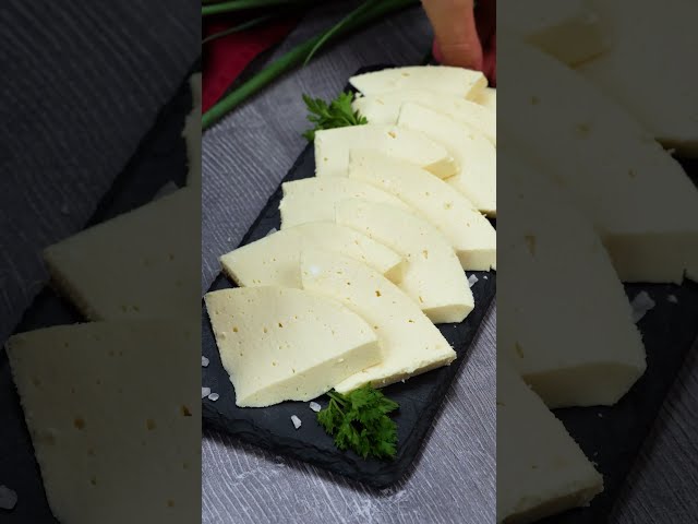 Домашний сыр с карамелизованным луком на тостах