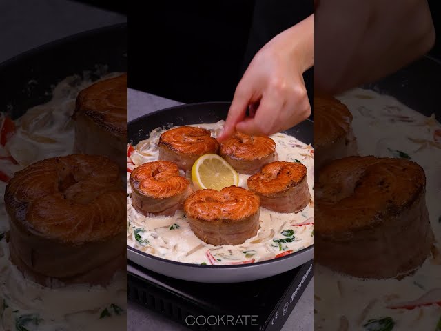 Овощное ризотто с лососем, грибами и шпинатом на сковороде
