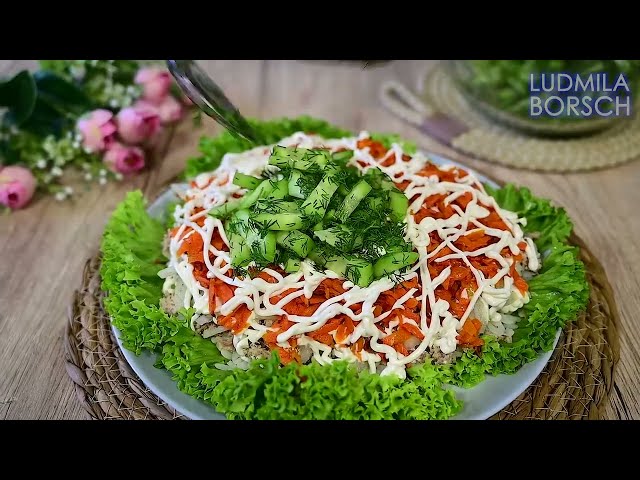Салат с рыбными консервами, рисом и овощами