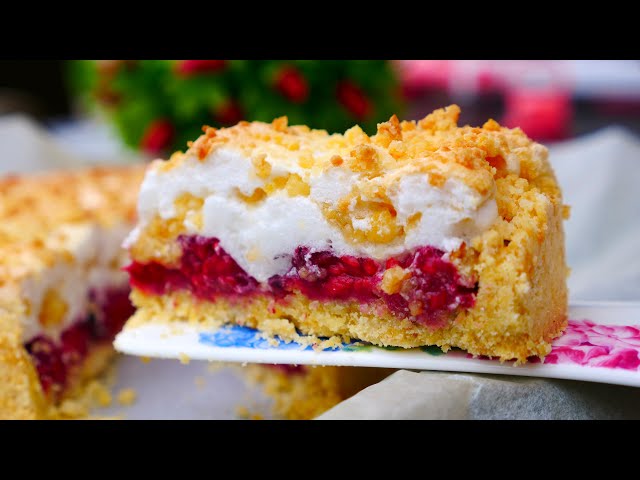 Малиновый пирог с воздушными белками и сахарной крошкой