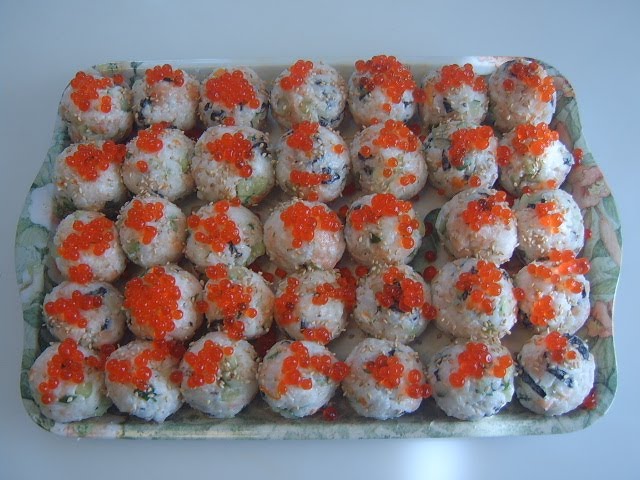 Икра из желе и роллы с красной рыбой