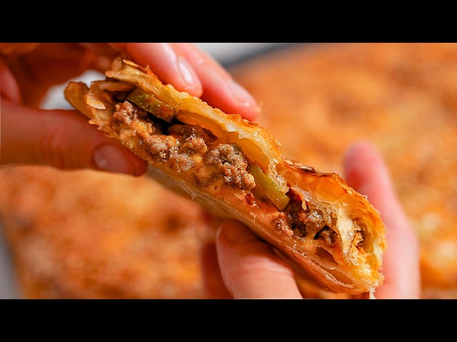 Слоёный мясной пирог с огурчиками и сыром