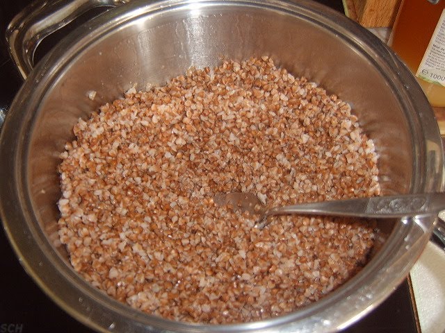 Гречка с салом и рублеными котлетами