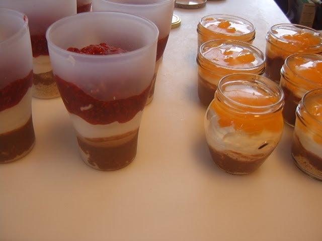 Десерт с малиной в банке